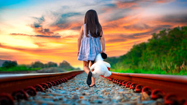 Двухлетняя девочка шла по железной дороге и плакала, а на неё мчался тепловоз