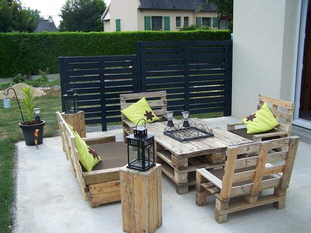 Полный комплект мебели из деревянных европоддонов - креативное решение для сада и огорода.