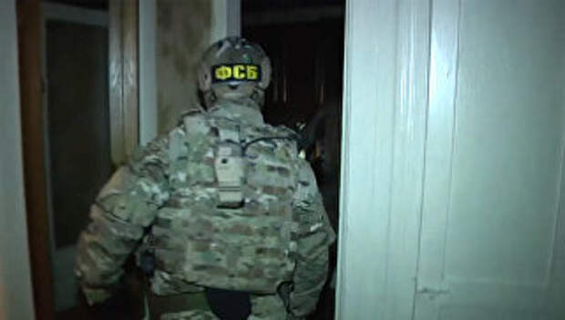 Сотрудники ФСБ РФ во время задержания лиц, подозреваемых в подготовке терактов. 15 декабря 2017