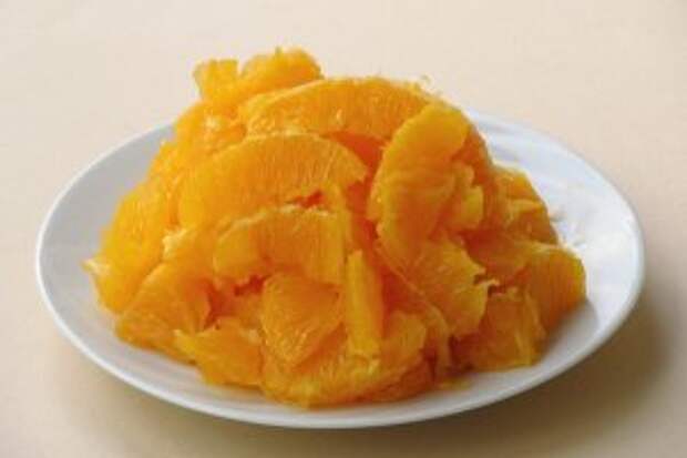 Апельсины тщательно вымыть, очистить от корки, разделить на дольки и снять с них белые плёночки.