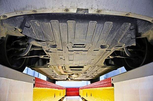Днище BMW полностью прикрыто пластиковой защитой, к тому же у него внушительный дорожный просвет в 215 мм.