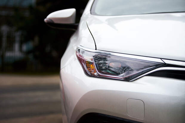 Автоэксперт Баканов выступил за уменьшение числа машин с ксеноном на дорогах