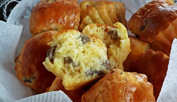 Сытные маффины с куриными сердечками и луком