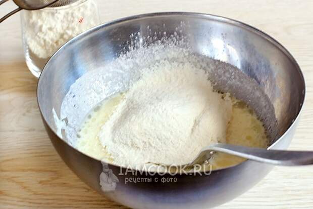 Всыпать муку