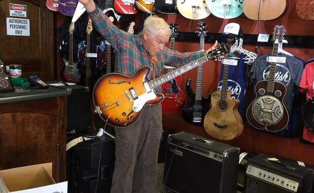 Боб Вуд, дедушка в музыкальном магазине, дедушка сыграл на гитаре в музыкальном магазине