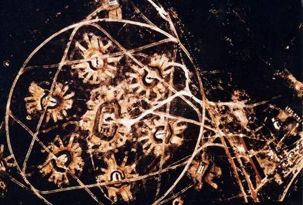 Батарея С-75 на Кубе, 1962 год. Симметричное расположение ракетных комплексов покажет свою уязвимость во время Вьетнамской войны. В этом случае пилотам, атакующим батарею, легче наводить ракеты на цель. Фото: U.S. Air Force