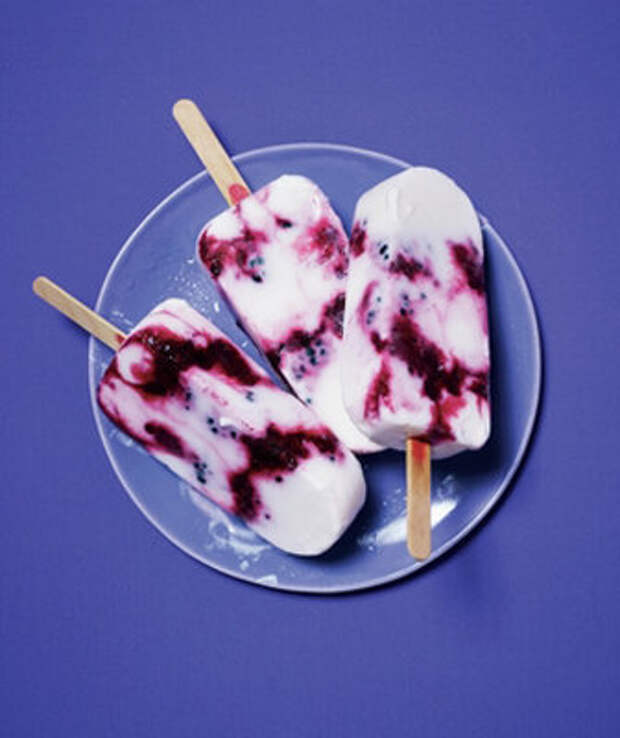 Мороженое из йогурта и ягод всегда спасет в жару