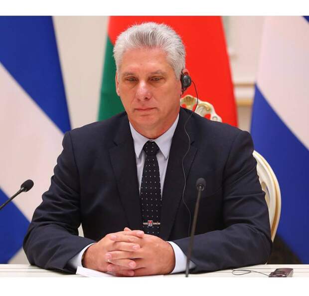 Трамп в Truth Social репостнул сгенерированное ИИ изображение, на котором он курит кубинскую сигару