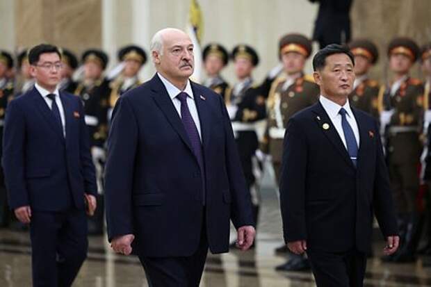 Лукашенко вручил игрокам «Динамо» из Минска сало, хлеб и мед