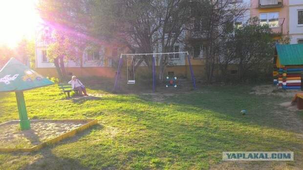 Построили мы детскую площадку во дворе