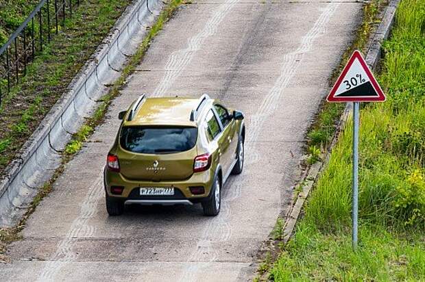 Автомату на 30‑процентном подъеме не хватает «преднатяга», и машина откатывается назад. Поэтому переносить ногу с тормоза на газ надо максимально быстро.