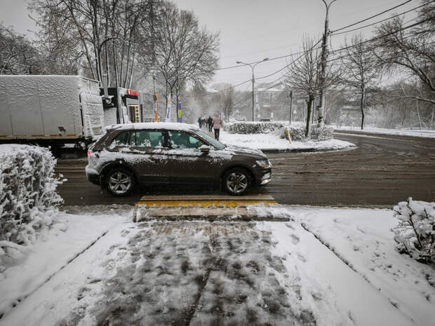 Водителей предупредили об опасности летних шин во время снегопада