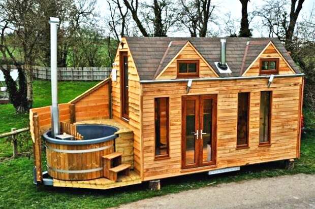 Мобильный домик  с деревянной джакузи.