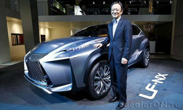 Токуо Фукуичи, представляет кроссовер Lexus LF-NX (Лексус LF-NX) во время Франкфуртского автосалона 2013