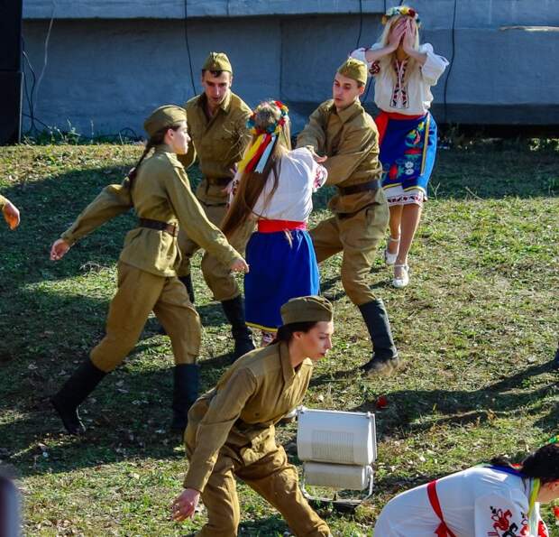 В день освобождения Запорожья власти инсценировали сцены изнасилования украинок советскими солдатами В день освобождения Запорожья власти инсценировали сцены изнасилования украинок советскими солдатами