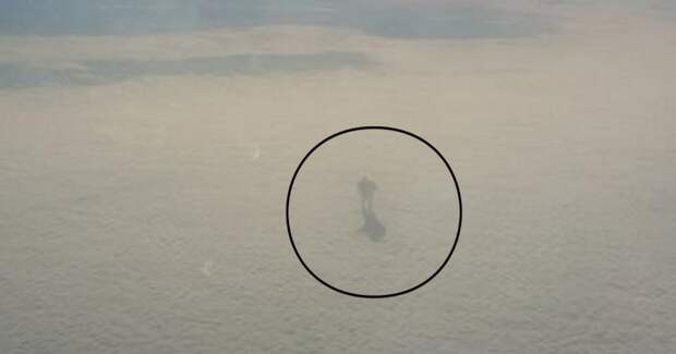 Пассажир самолета сфотографировал загадочное нечто, гуляющее по облакам история, прикол, самолет