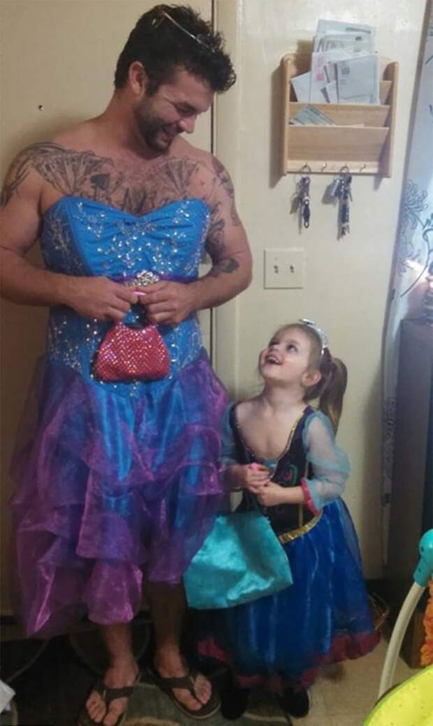 Любящий дядя поддержал 4-летнюю племянницу, переодевшись в принцессу (3 фото)