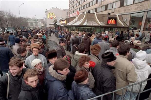 Интеллигенция города Москвы стоит в очереди в Макдональдс