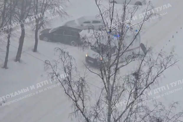 Машина скорой помощи застряла в сугробе на улице Герцена в Туле