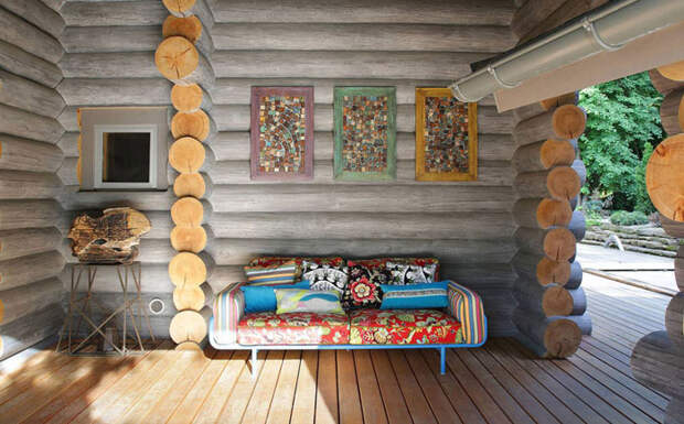 Яркий диван и деревянная мебель