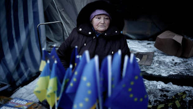 Продажа флажков Евросоюза и Украины в Киеве, Украина. Архивное фото