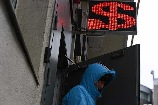 Курс доллара в России упал до минимума с начала марта