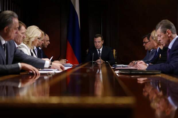 Вице-премьеры и Медведев.png
