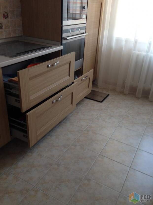 Кухонный гарнитур, выдвижные ящики в кухонном шкафу