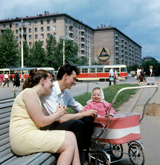 Семья в сквере на Ленинском проспекте, фото Якова Берлинера, 1969 год.jpg