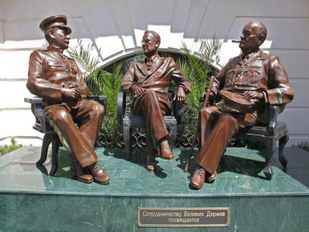 Скульптура, состоящая из фигур Сталина, Черчилля и Рузвельта, Сочи