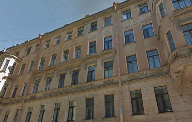 Капитальный ремонт в центре Петербурга оставил жителей без стены, пола и унитаза