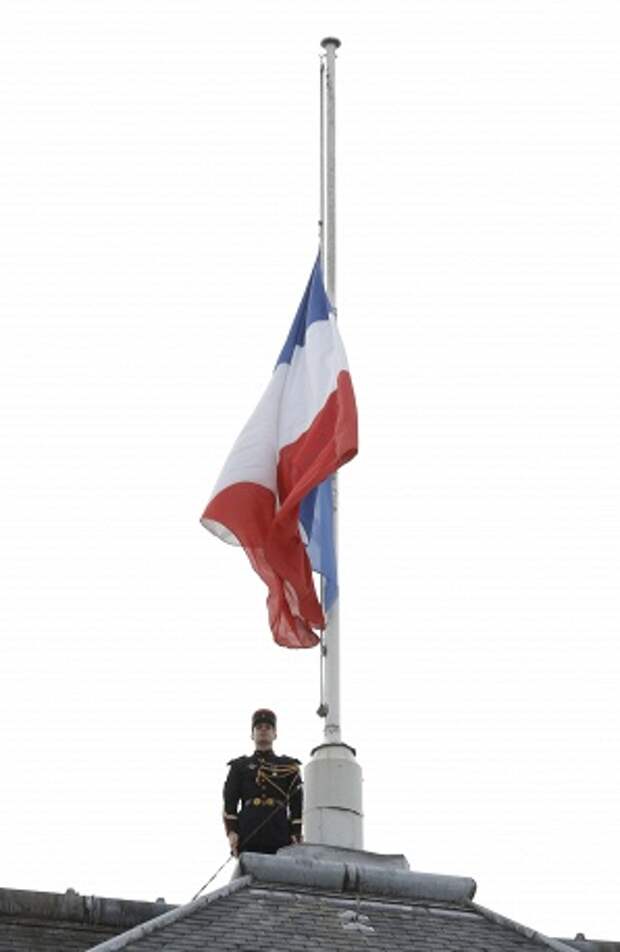 Приспущенный государственный флаг Франции над Елисейским дворцом