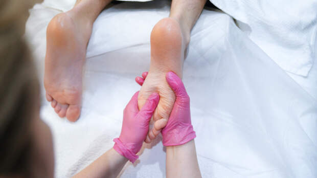 Лечила массажем и лишилась ноги: боль в пятке у женщины оказалась симптомом рака