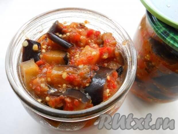 Посолить по вкусу, всыпать сахар, перемешать и прокипятить в течение 10 минут, постоянно помешивая. Разложить баклажаны по стерилизованным, сухим баночкам.
