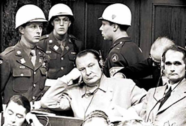 Герберт Ли Стиверс (крайний слева) – один из конвоиров Геринга