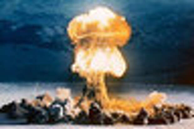 25 May 1953, Nevada, USA --- &quot;Grable&quot; Explosion During Operation UPSHOT-KNOTHOLE --- Image by © CORBIS