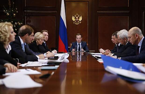 PM Medvedev holds meeting on implementation of 2016 federal budget