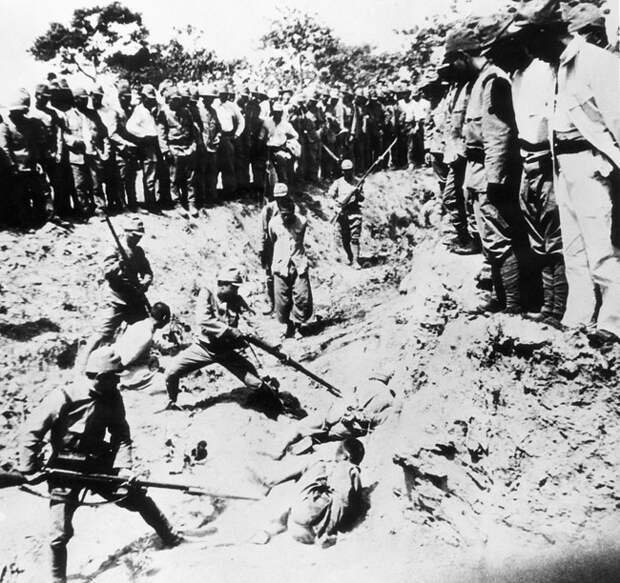 Behind-The-Historical-Photos16
