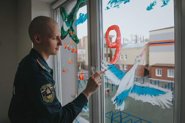 В масштабной акции «Окна Победы» активно участвуют личный состав МЧС России