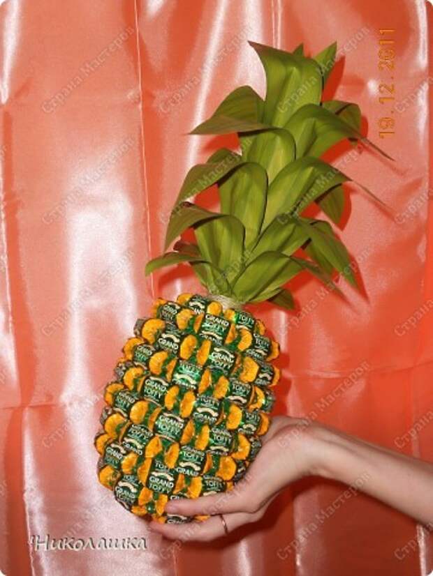 Увидела однажды в интернете ананас из конфет и заболела! Стала интересоваться как это делается, и что это за техника и что еще можно сотворить из конфет. Оказалось, что это свит-дизайн, который покорил и захлестнул меня всецело! . Фото 3