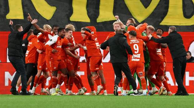 Фанаты «Зенита» забросали игроков «Спартака» бутылками после серии пенальти. Угальде прилетело по голове