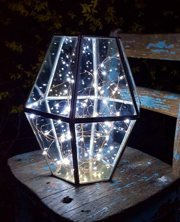 Фантастический садовый светильник, сделанный из простой металлической конструкции и гирлянд, наполнит участок мягким чарующим светом.