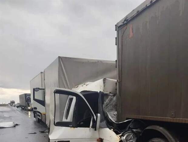 «Газель» зажало между двумя большегрузами на обводной дороге Самары