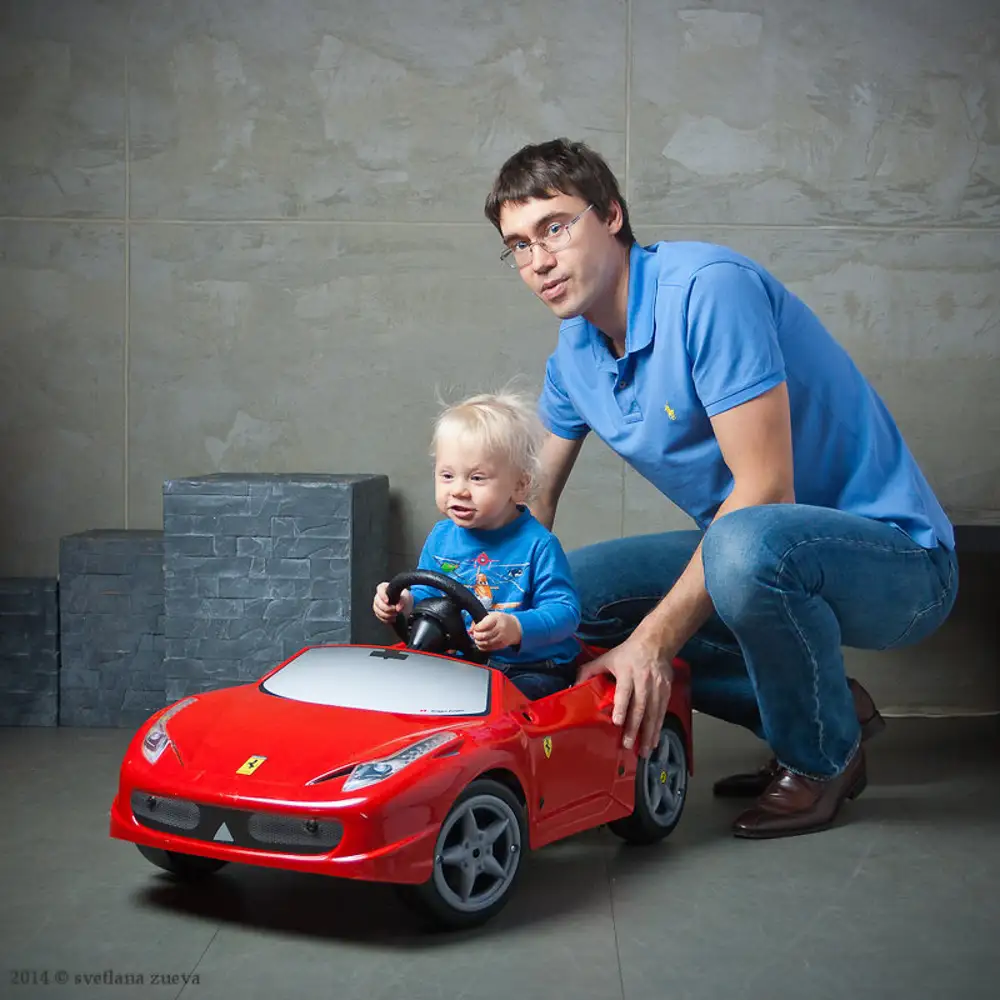 Показал машины папы. Папа машинки. Машинка для сына. Машина для папы. Папа и автомобиль.