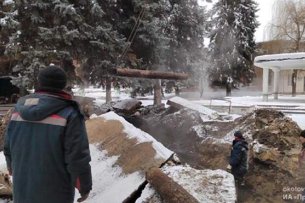 В центре Котовска устраняют аварию на теплосетях