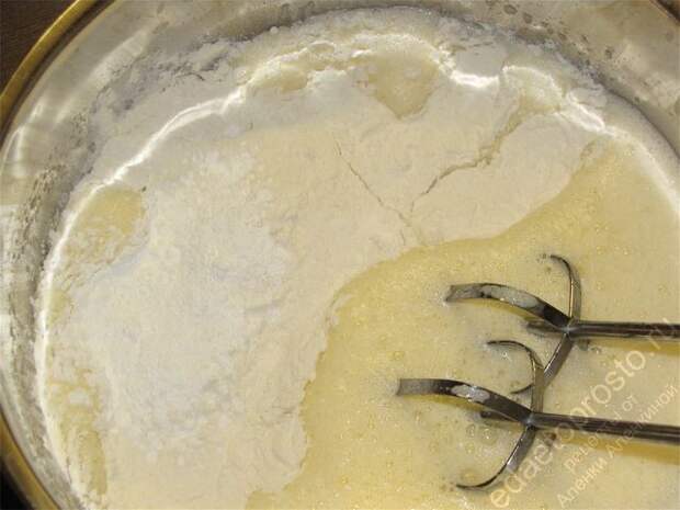 Добавить муку полтора стакана и разрыхлитель. пошаговое фото рецепта приготовления пирога с черной смородиной