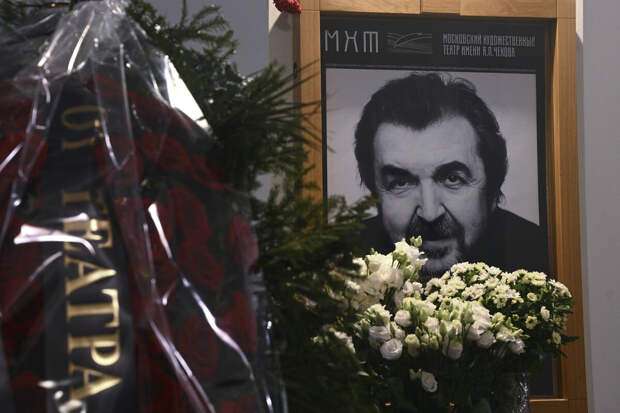 Шоумен Ургант пришел на прощание с актером Золотовицким