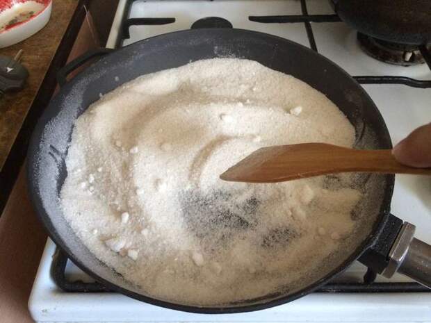 6. Отмываем чугунную сковородку с помощью соли гениально, идея