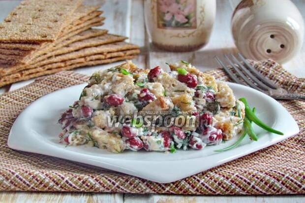 Фото Салат из красной фасоли с сухариками