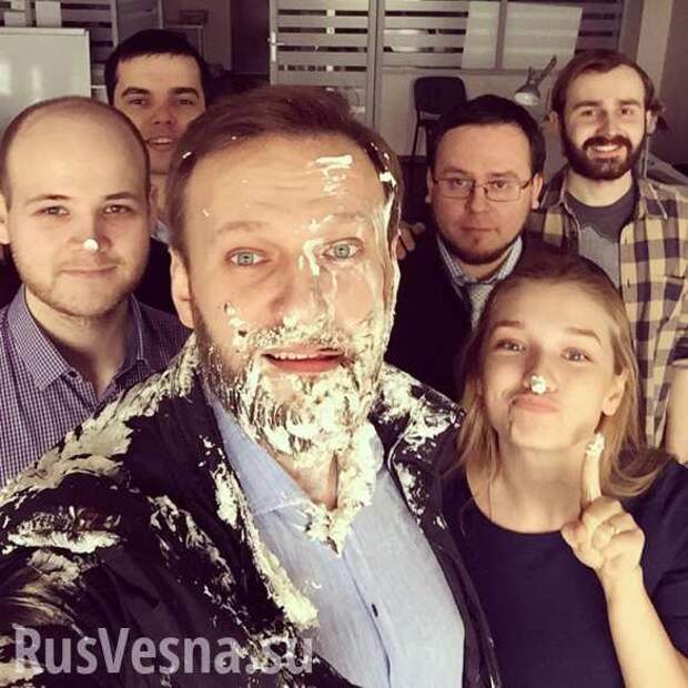 В Навального метнули тортом (ФОТО + ВИДЕО) | Русская весна